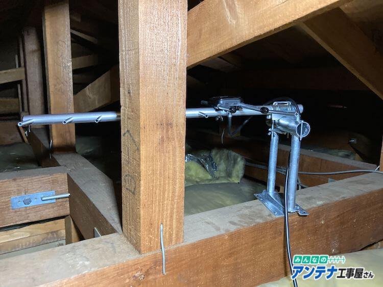 屋根裏における八木式アンテナ