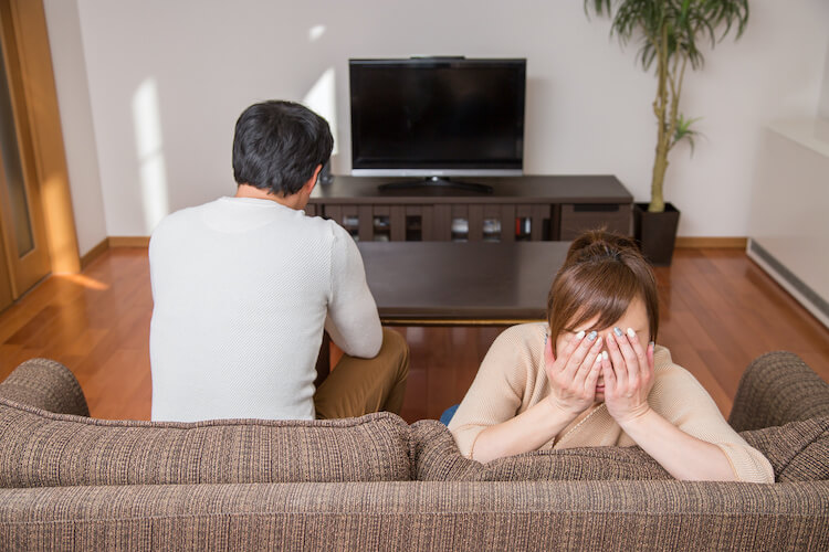 テレビが映らなくて悲しむ夫婦