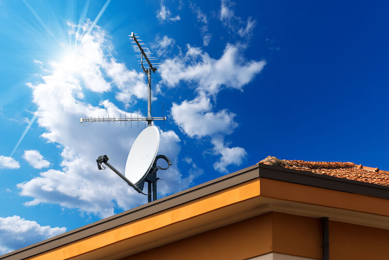 屋根上の八木式アンテナとBSアンテナ