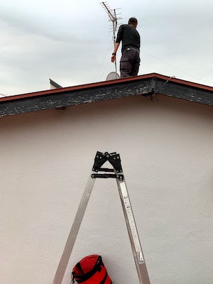 脚立と屋根