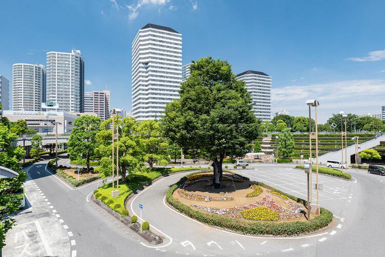埼玉県川口市の初夏の駅前風景